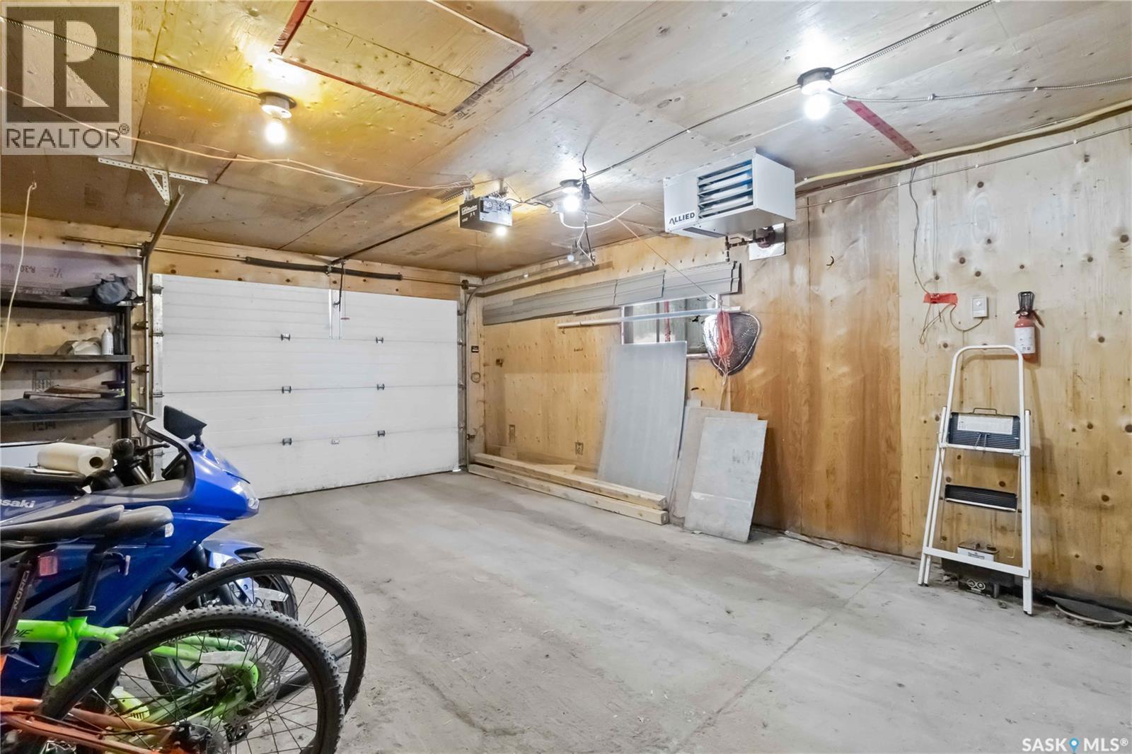 1516 Isabella Street E, Saskatoon, SK - Indoor Photo Showing Garage