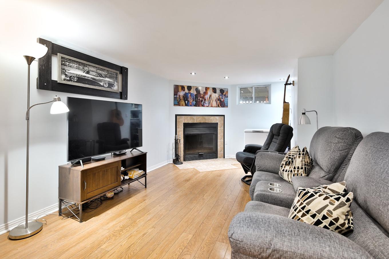 Salle familiale - 1296 Av. De Gentilly, Chambly, QC - Indoor Photo Showing Living Room With Fireplace