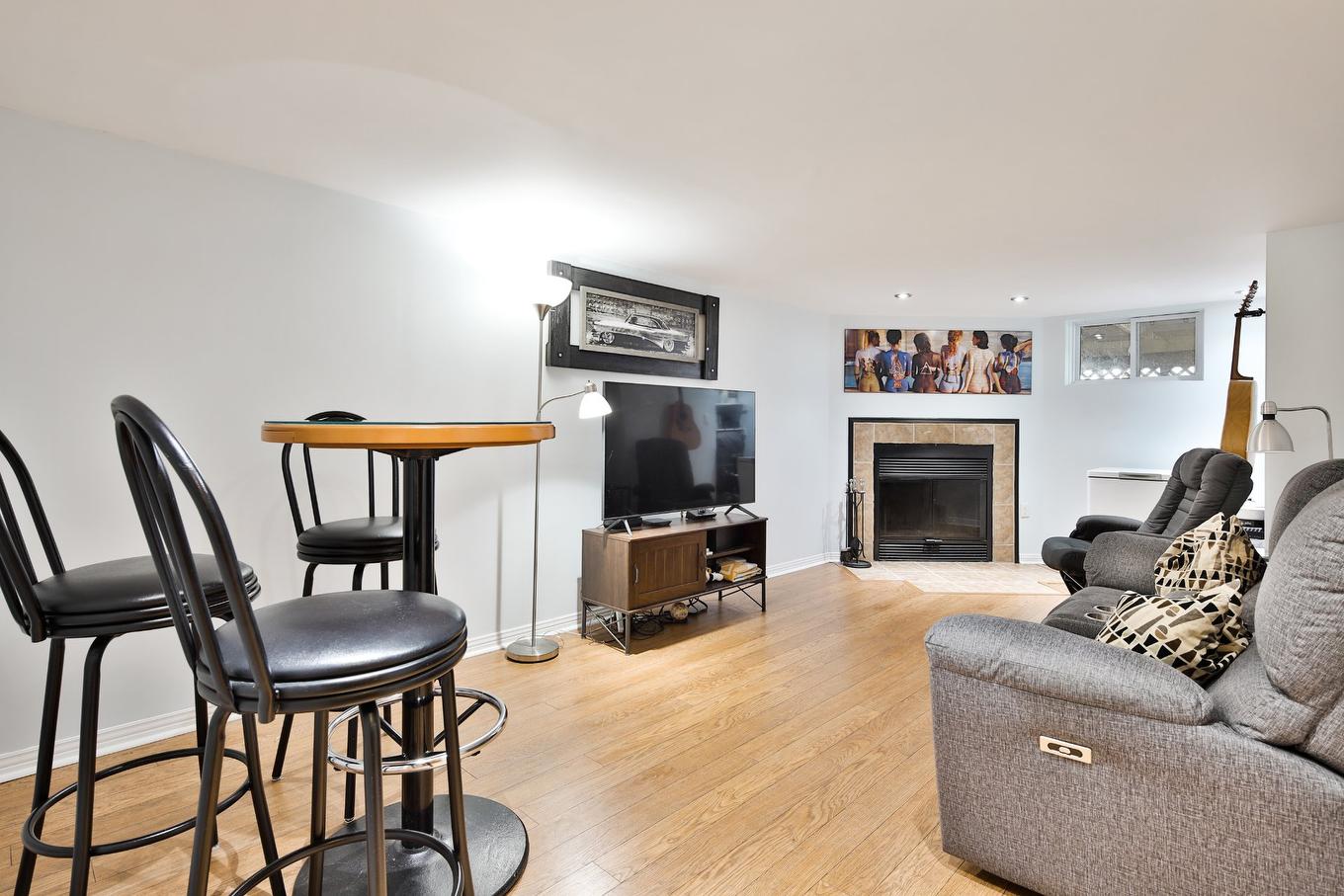 Salle familiale - 1296 Av. De Gentilly, Chambly, QC - Indoor Photo Showing Living Room With Fireplace