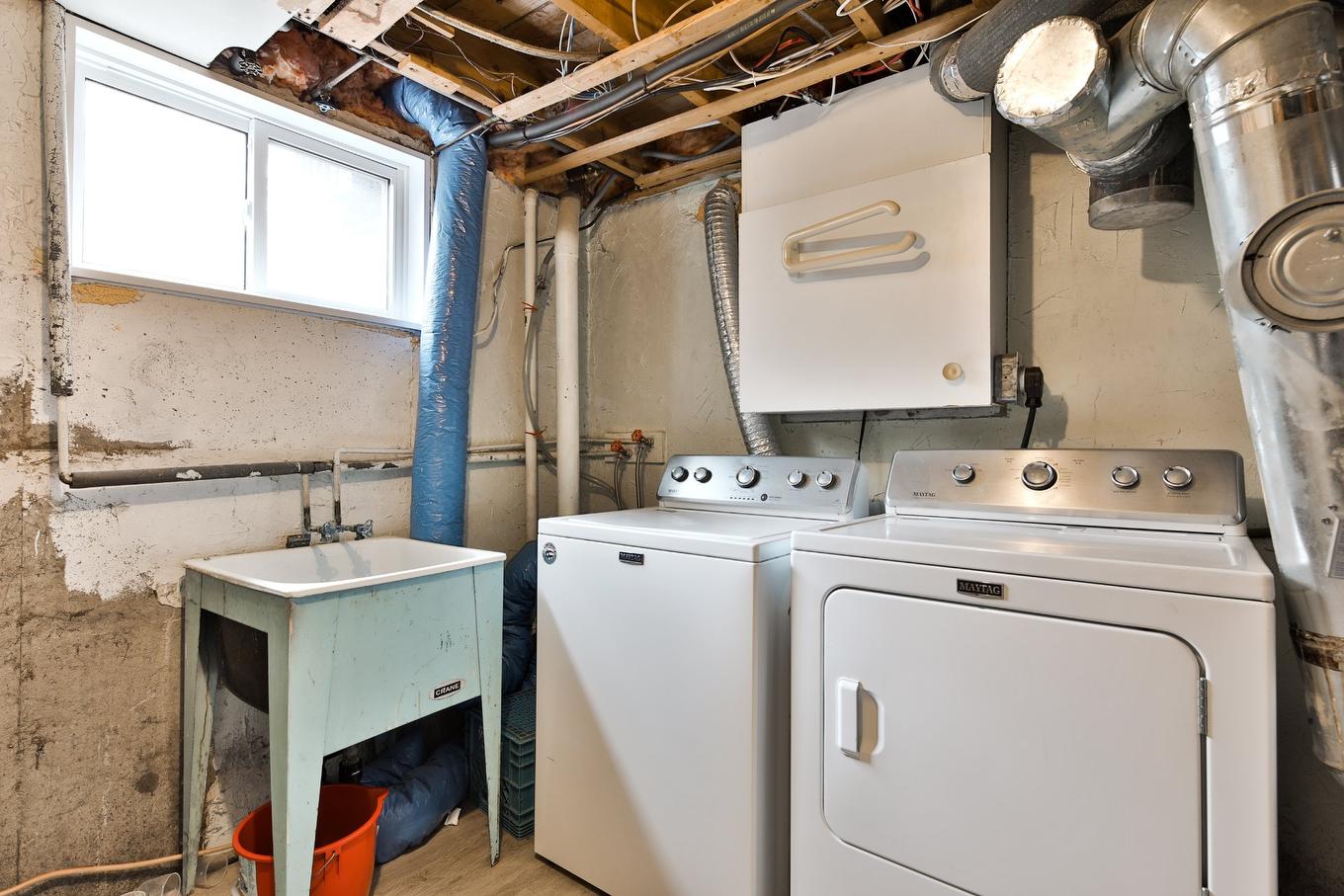 Salle de lavage - 1296 Av. De Gentilly, Chambly, QC - Indoor Photo Showing Laundry Room