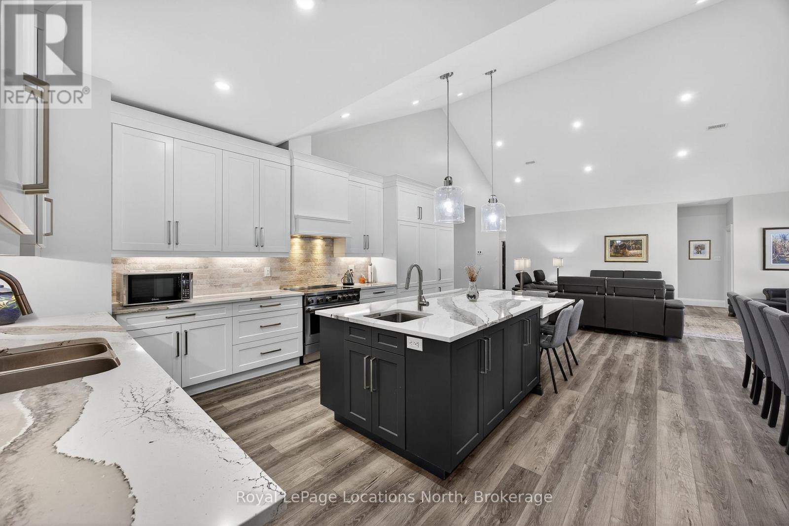 3511 Rainbow Valley Road W, Springwater, ON - Indoor Photo Showing Kitchen With Upgraded Kitchen