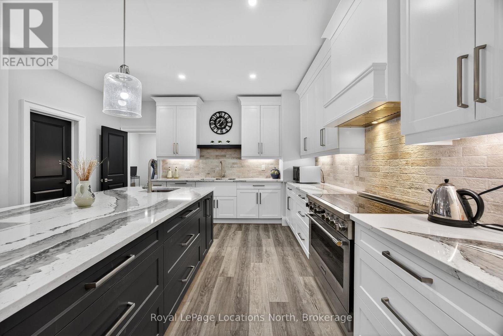 3511 Rainbow Valley Road W, Springwater, ON - Indoor Photo Showing Kitchen With Upgraded Kitchen