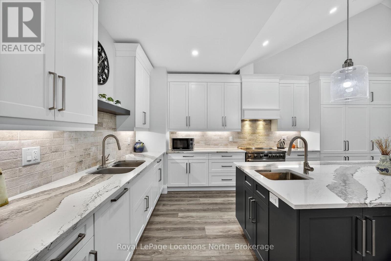 3511 Rainbow Valley Road W, Springwater, ON - Indoor Photo Showing Kitchen With Double Sink With Upgraded Kitchen