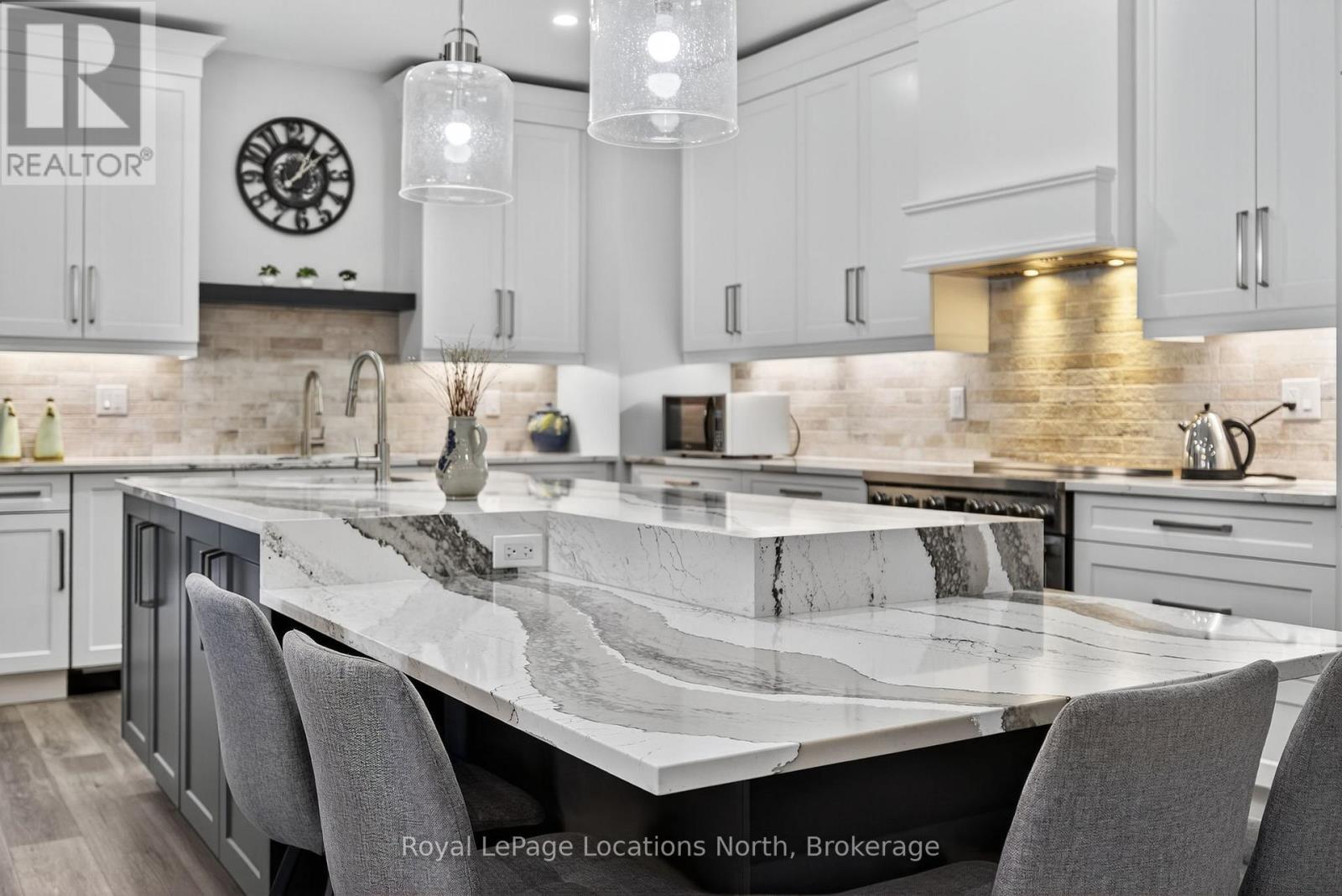 3511 Rainbow Valley Road W, Springwater, ON - Indoor Photo Showing Kitchen With Upgraded Kitchen