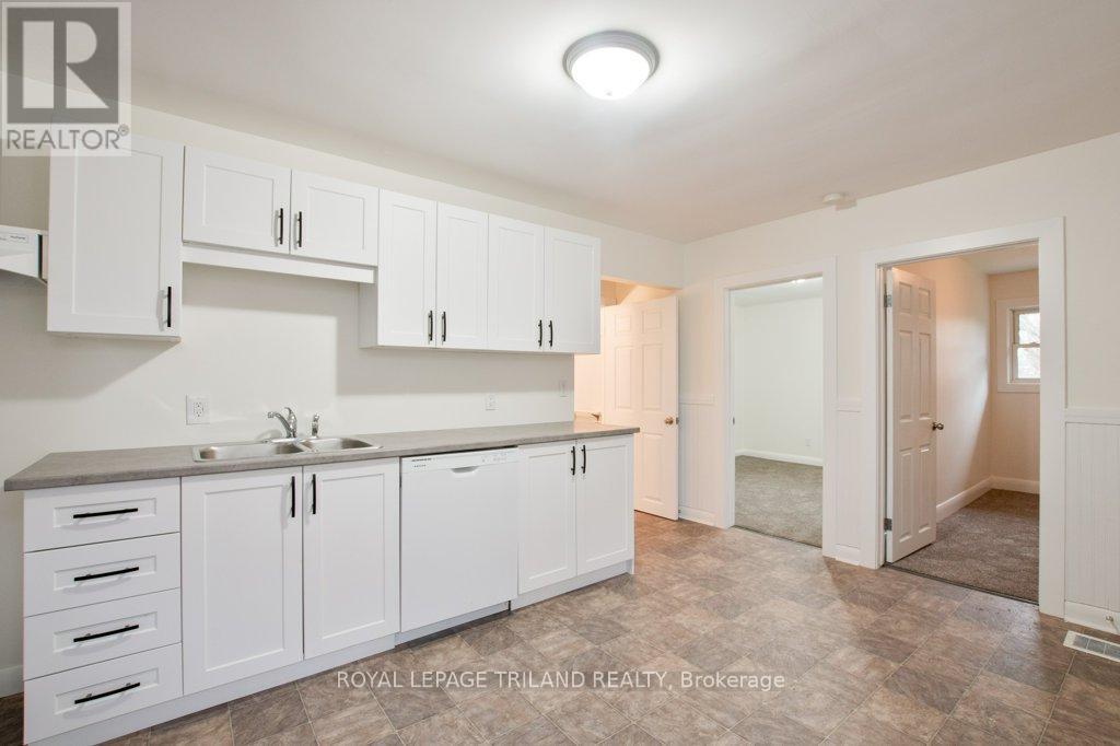 32 Linden Street, Aylmer, ON - Indoor Photo Showing Kitchen With Double Sink