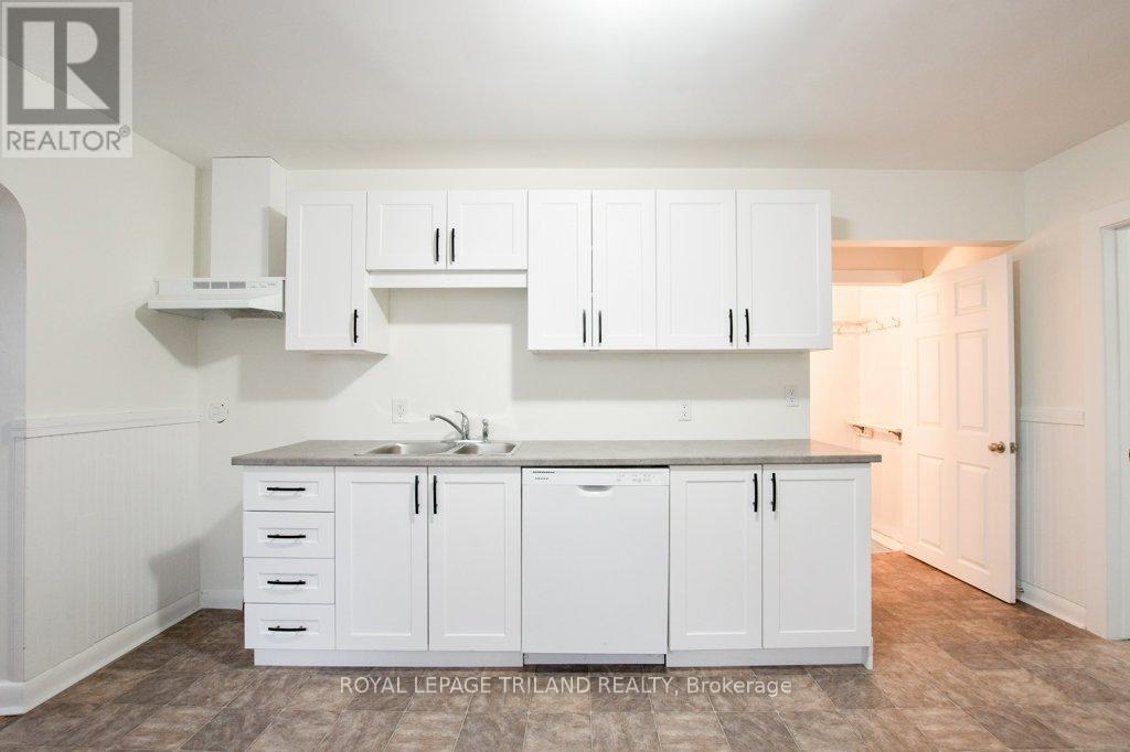 32 Linden Street, Aylmer, ON - Indoor Photo Showing Kitchen With Double Sink