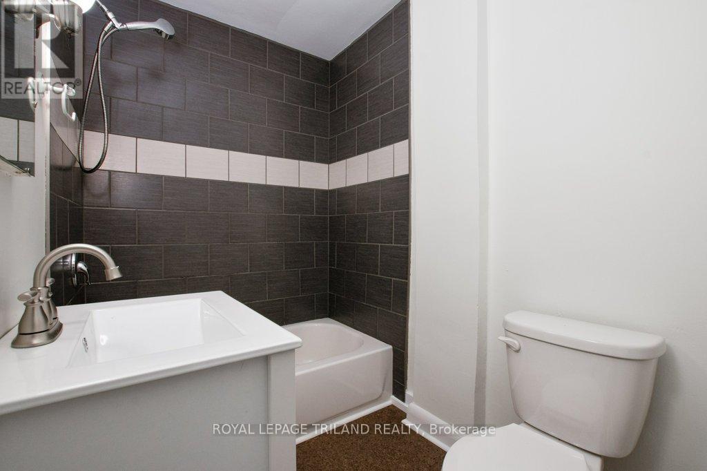 32 Linden Street, Aylmer, ON - Indoor Photo Showing Bathroom