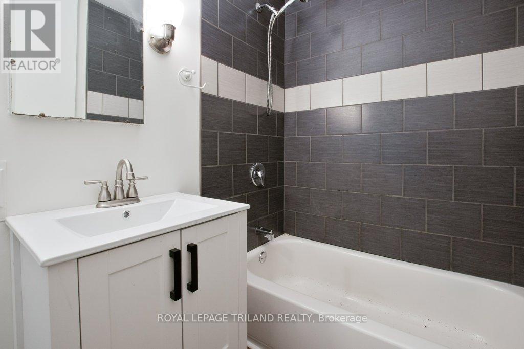 32 Linden Street, Aylmer, ON - Indoor Photo Showing Bathroom