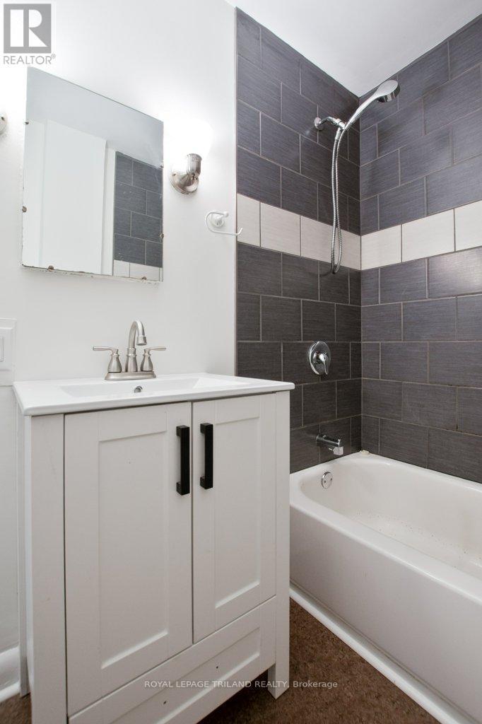 32 Linden Street, Aylmer, ON - Indoor Photo Showing Bathroom