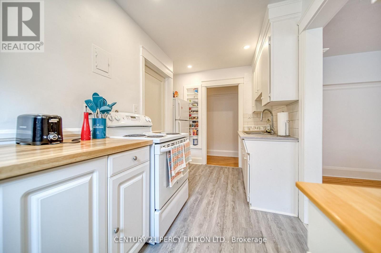 48-50 Scarboro Beach Boulevard, Toronto, ON - Indoor Photo Showing Kitchen