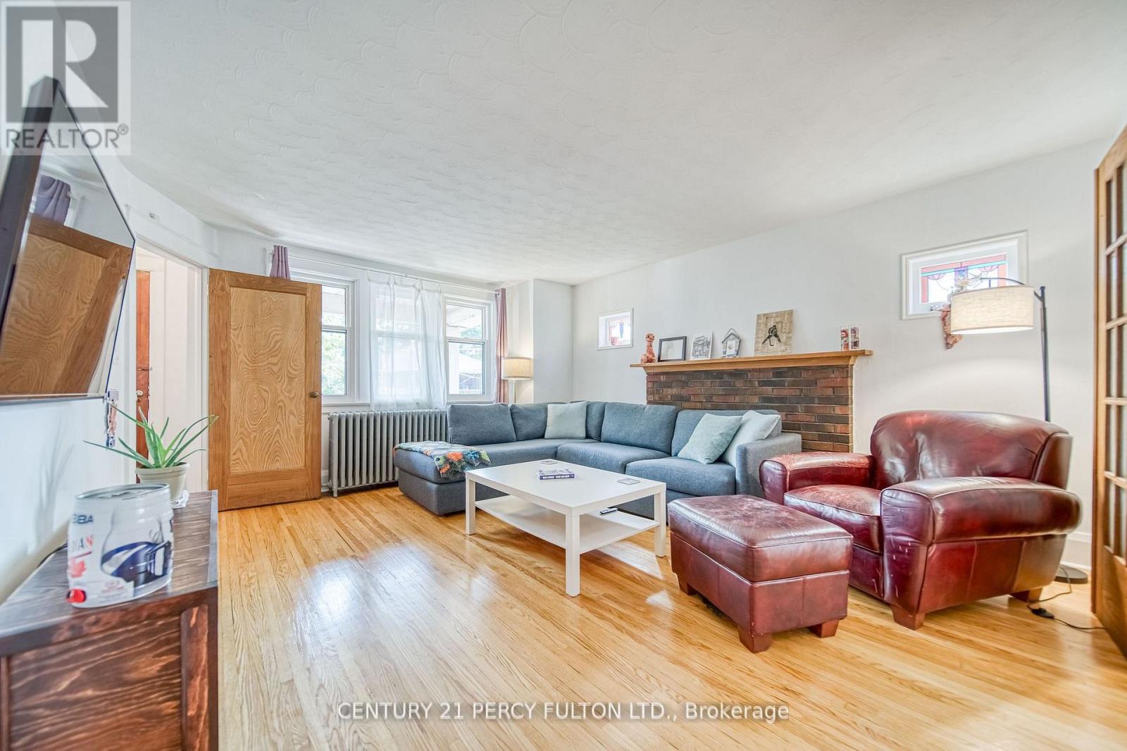 48-50 Scarboro Beach Boulevard, Toronto, ON - Indoor Photo Showing Living Room With Fireplace
