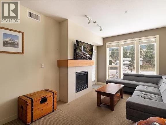 7343 Okanagan Landing Road Unit# 2204, Vernon, BC - Indoor Photo Showing Living Room With Fireplace