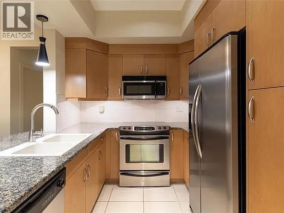 7343 Okanagan Landing Road Unit# 2204, Vernon, BC - Indoor Photo Showing Kitchen With Double Sink