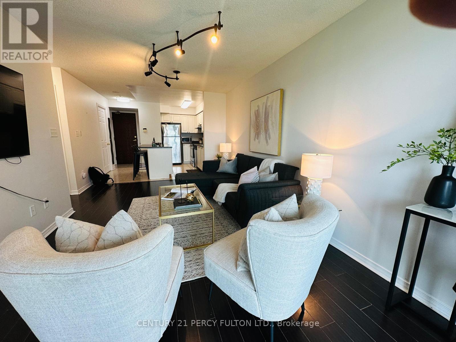 Lph12 - 39 Oneida Crescent, Richmond Hill, ON - Indoor Photo Showing Living Room