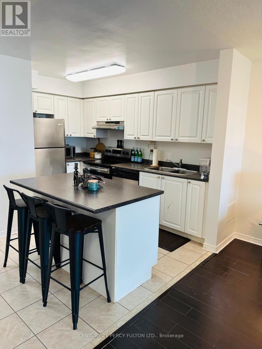 Lph12 - 39 Oneida Crescent, Richmond Hill, ON - Indoor Photo Showing Kitchen With Double Sink