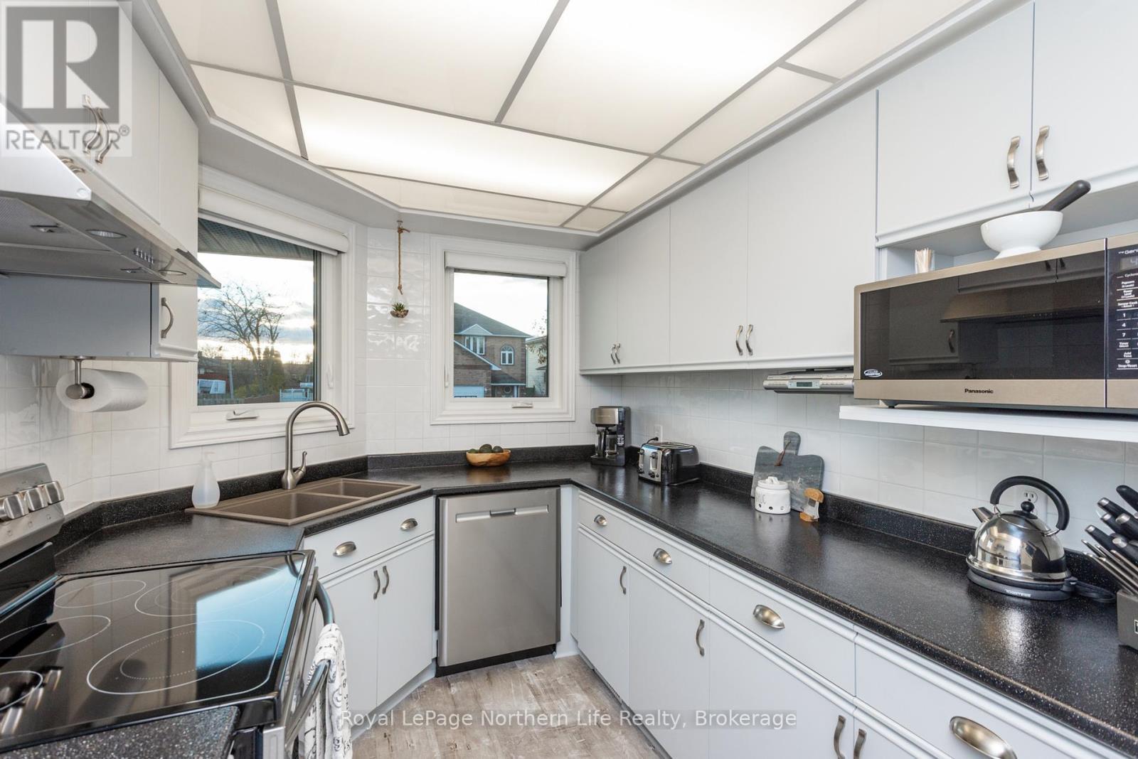 42 Balmoral Crescent, North Bay (Ferris), ON - Indoor Photo Showing Kitchen With Double Sink