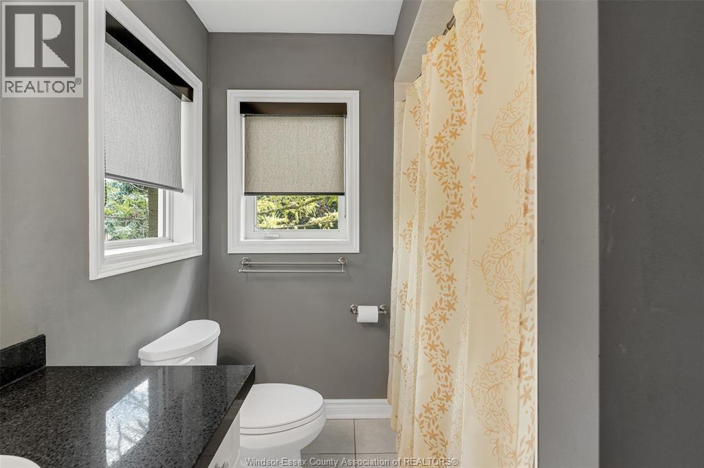 4700 Wembley, Windsor, ON - Indoor Photo Showing Bathroom