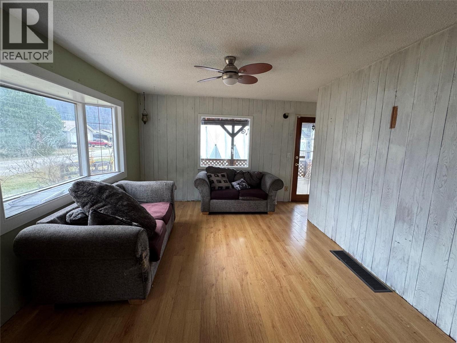 1042 Vine Street, Robson, BC - Indoor Photo Showing Living Room