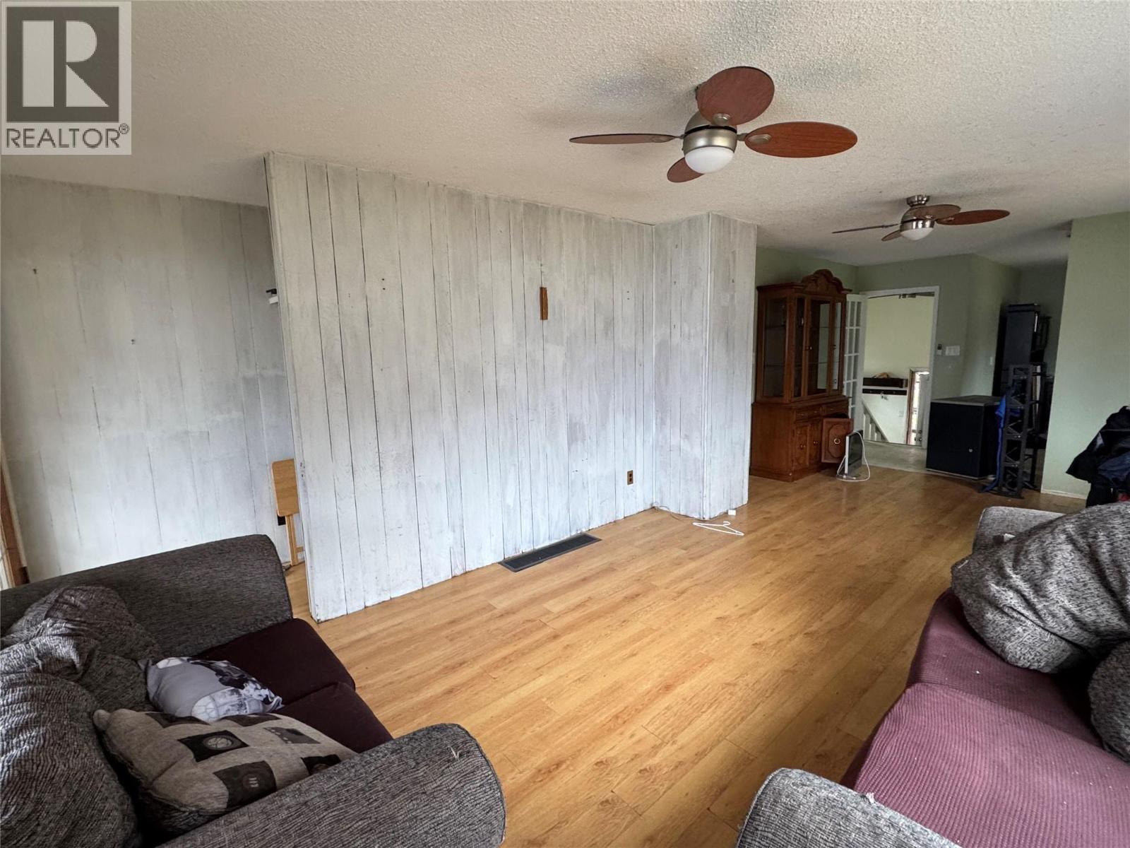 1042 Vine Street, Robson, BC - Indoor Photo Showing Living Room