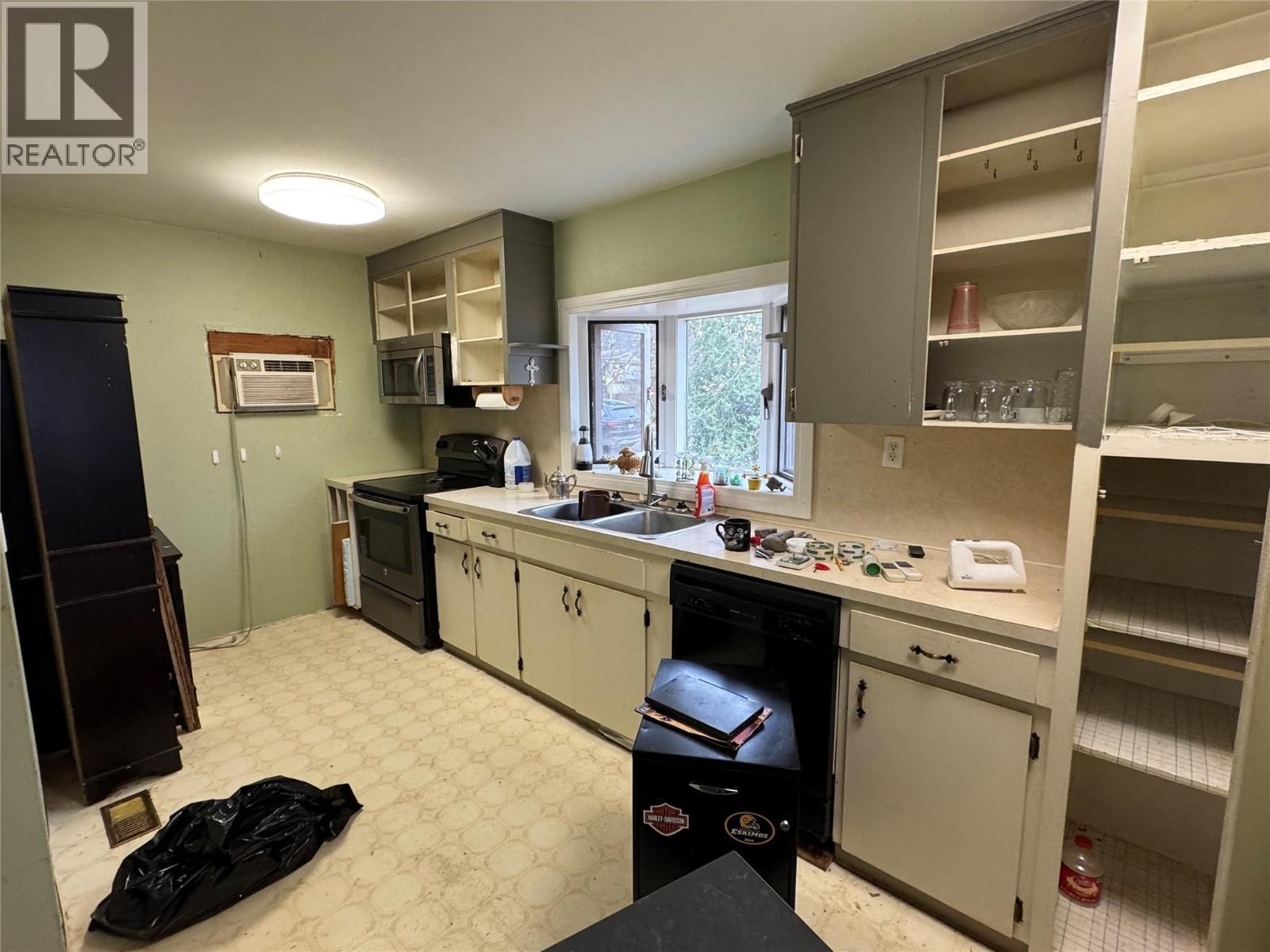 1042 Vine Street, Robson, BC - Indoor Photo Showing Kitchen With Double Sink