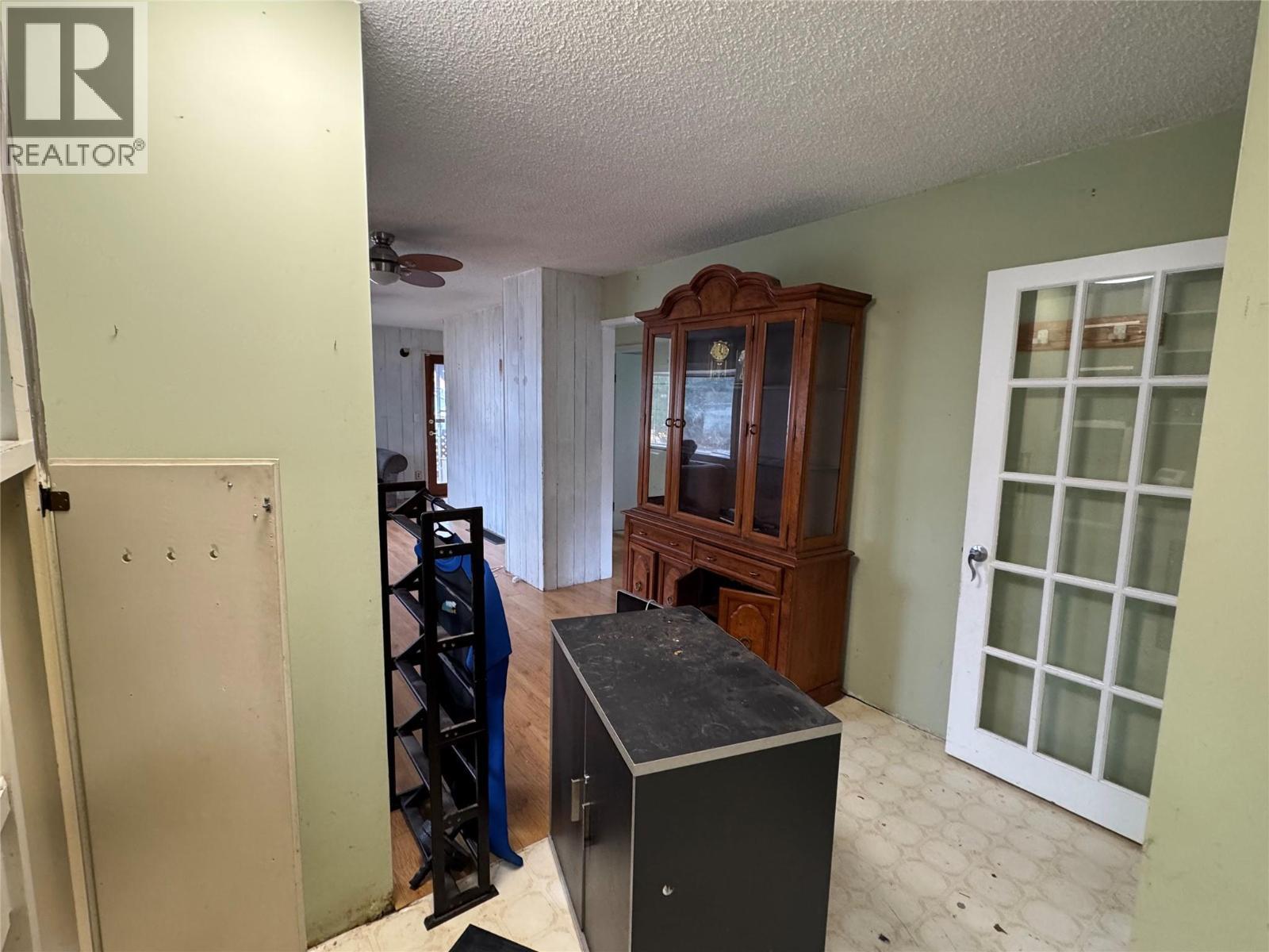 1042 Vine Street, Robson, BC - Indoor Photo Showing Other Room