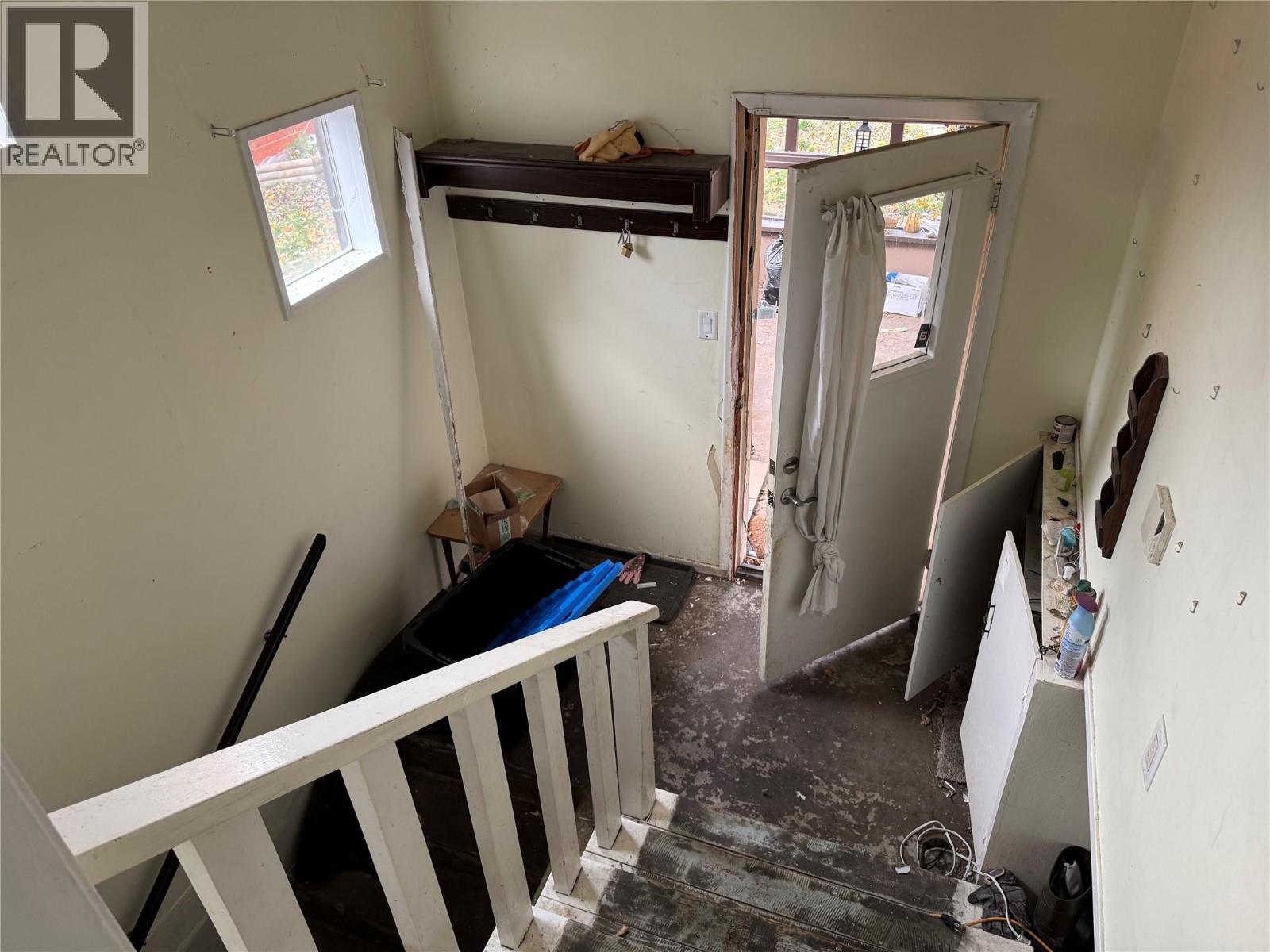 1042 Vine Street, Robson, BC - Indoor Photo Showing Other Room