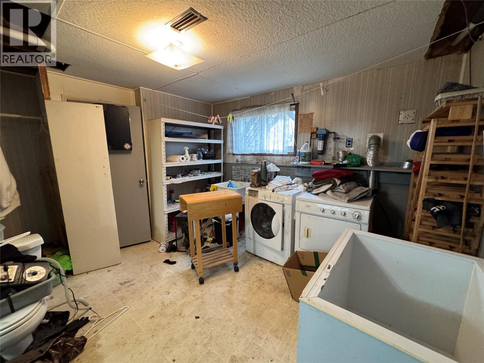1042 Vine Street, Robson, BC - Indoor Photo Showing Laundry Room