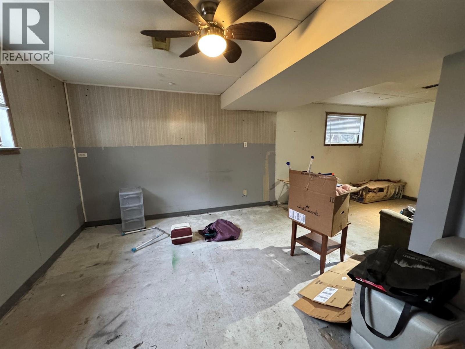 1042 Vine Street, Robson, BC - Indoor Photo Showing Other Room