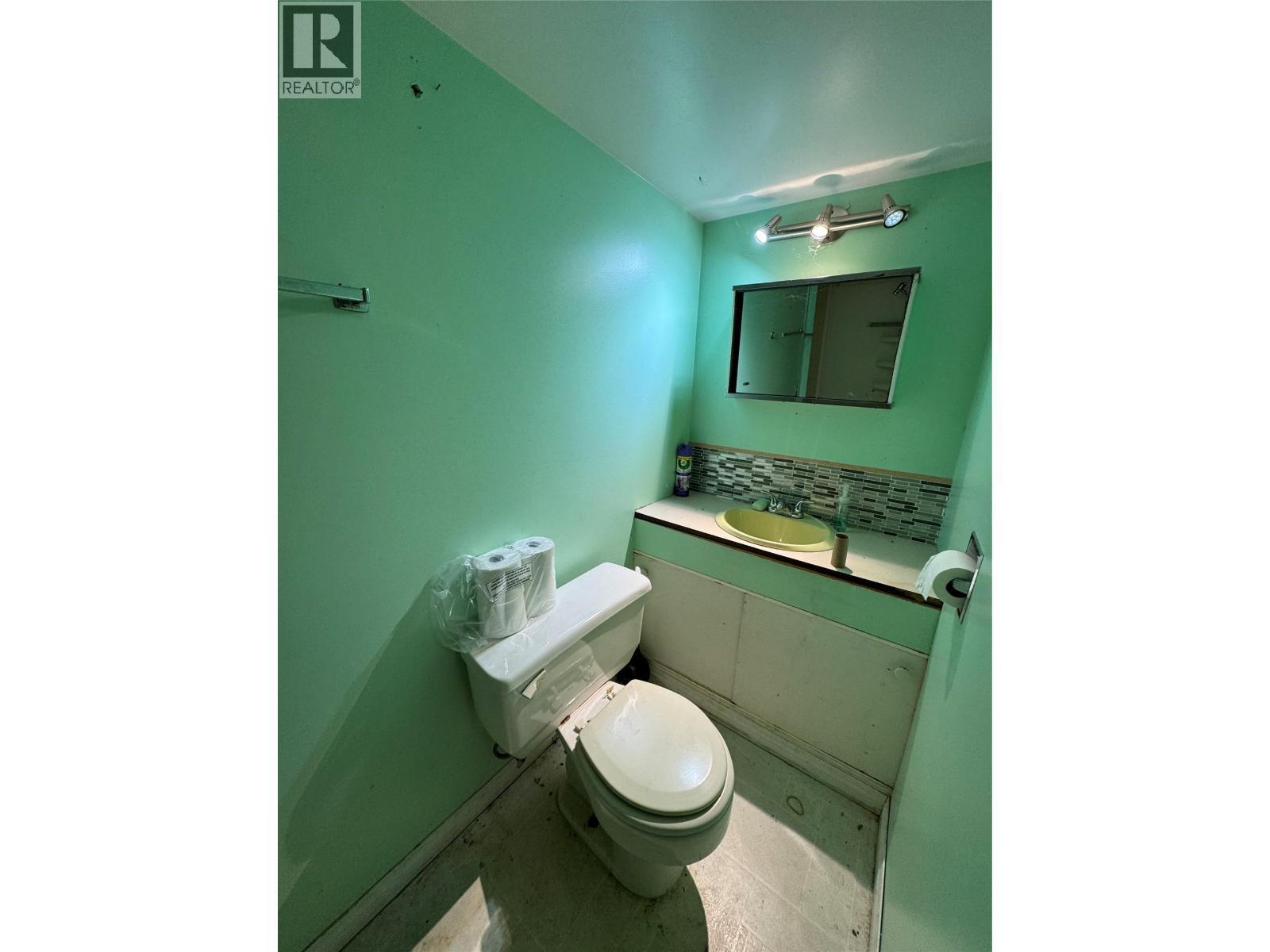 1042 Vine Street, Robson, BC - Indoor Photo Showing Bathroom