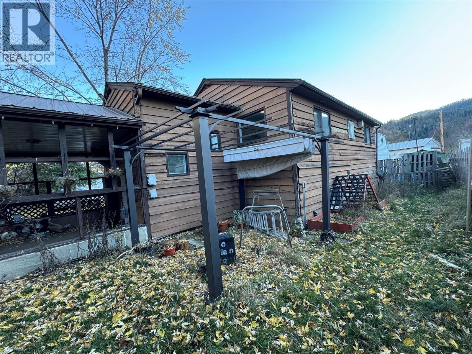 1042 Vine Street, Robson, BC - Outdoor