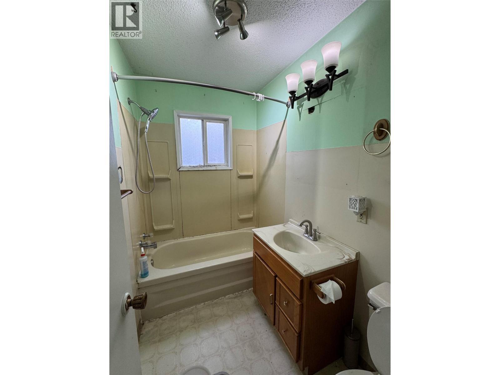 1042 Vine Street, Robson, BC - Indoor Photo Showing Bathroom