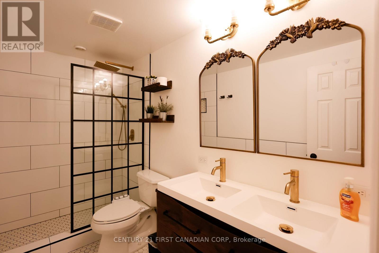 70 - 70 Chapman Court, London North (North I), ON - Indoor Photo Showing Bathroom