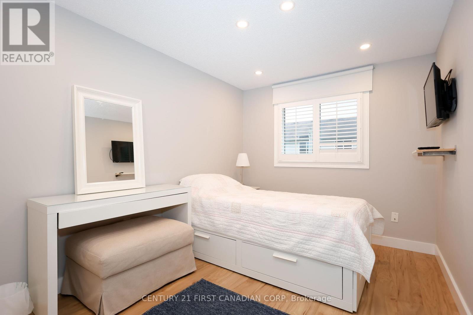 70 - 70 Chapman Court, London North (North I), ON - Indoor Photo Showing Bedroom