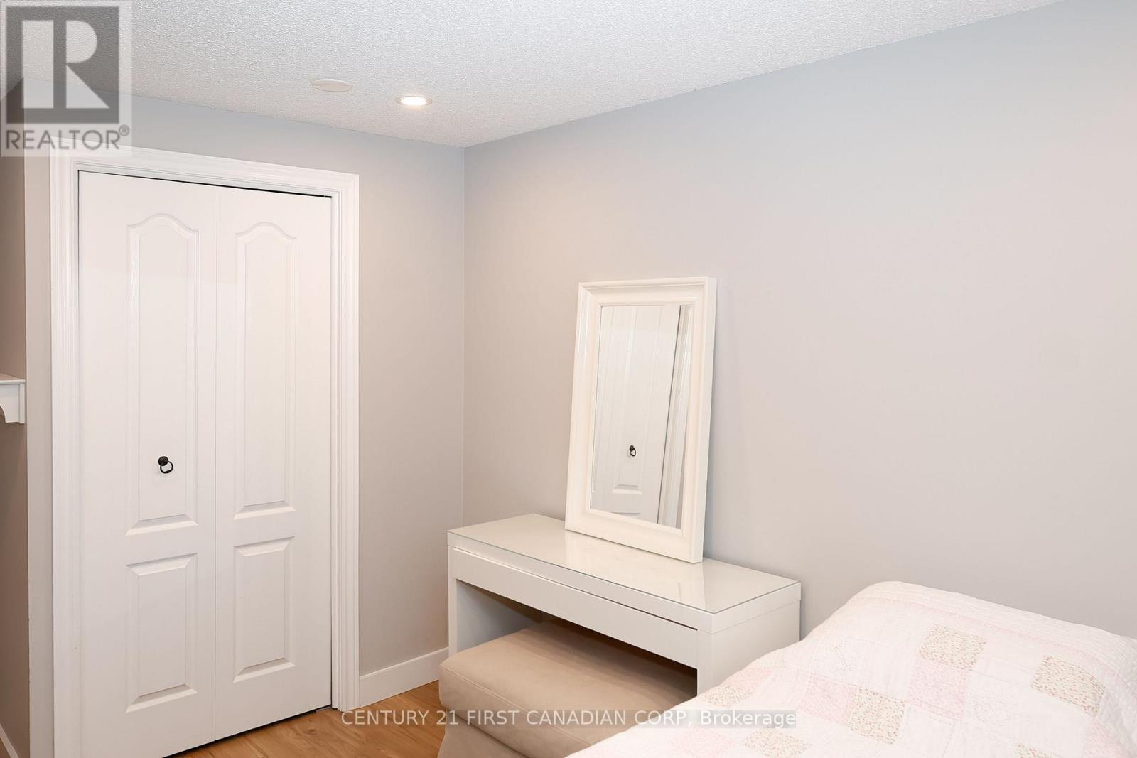 70 - 70 Chapman Court, London North (North I), ON - Indoor Photo Showing Bedroom