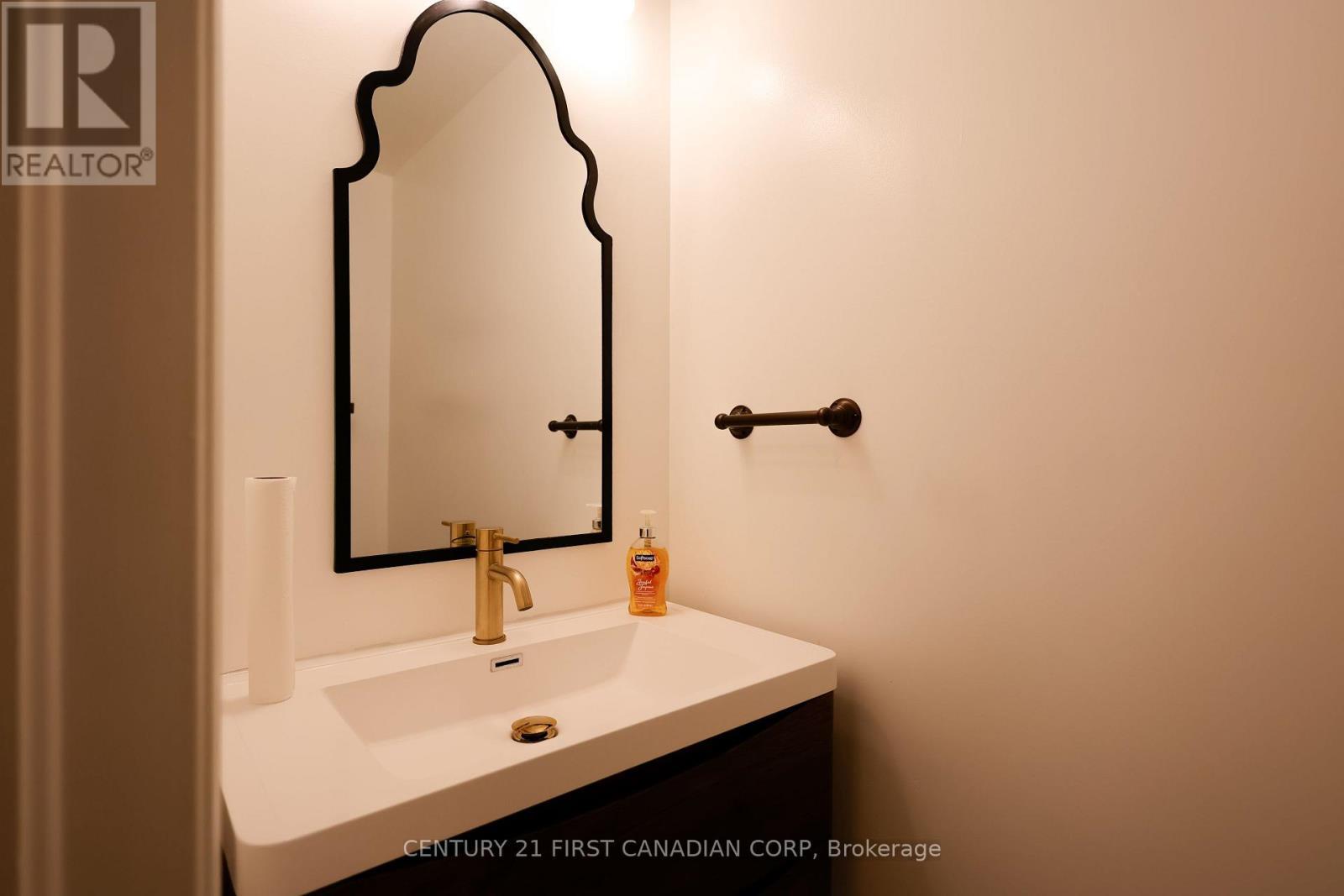 70 - 70 Chapman Court, London North (North I), ON - Indoor Photo Showing Bathroom