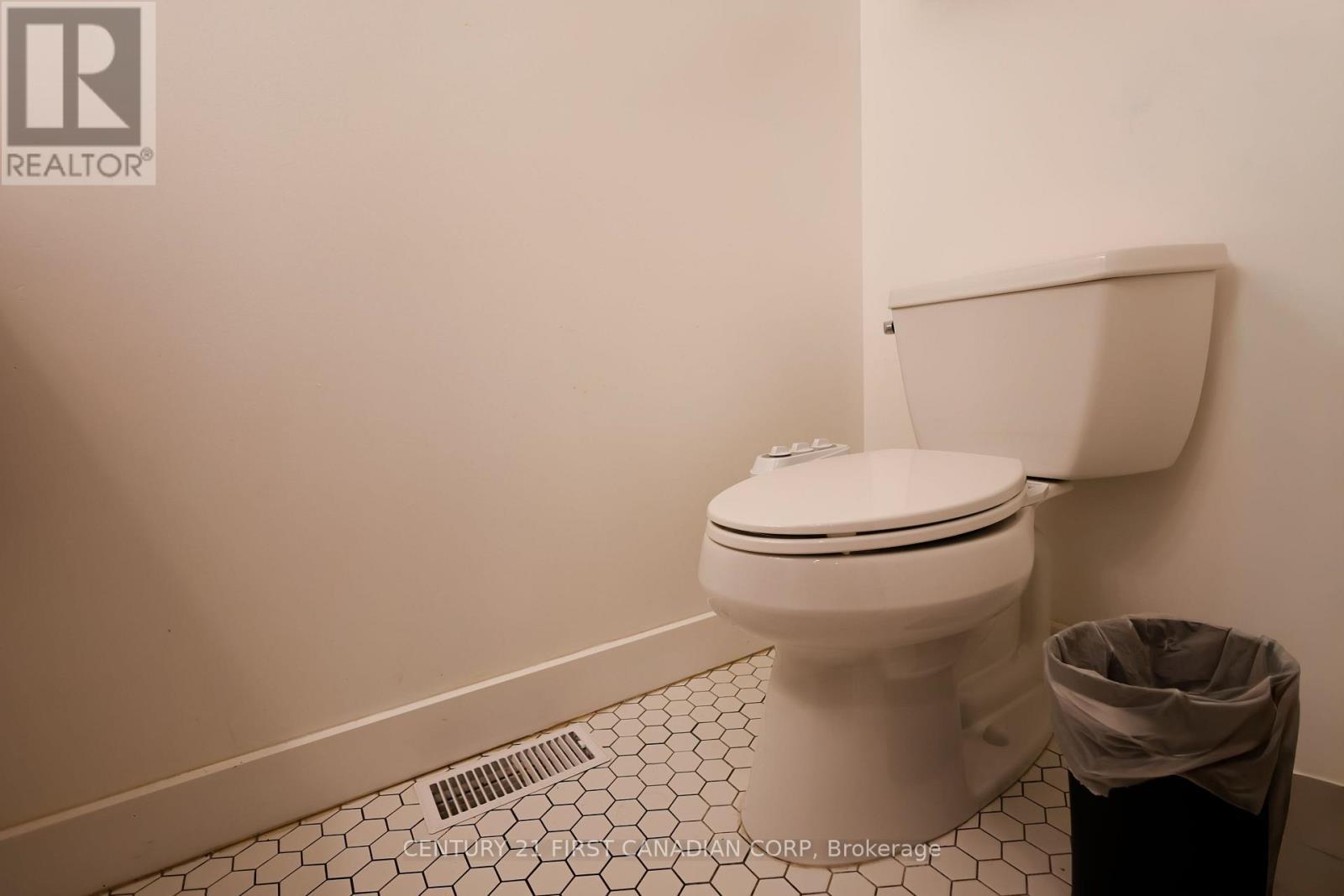 70 - 70 Chapman Court, London North (North I), ON - Indoor Photo Showing Bathroom