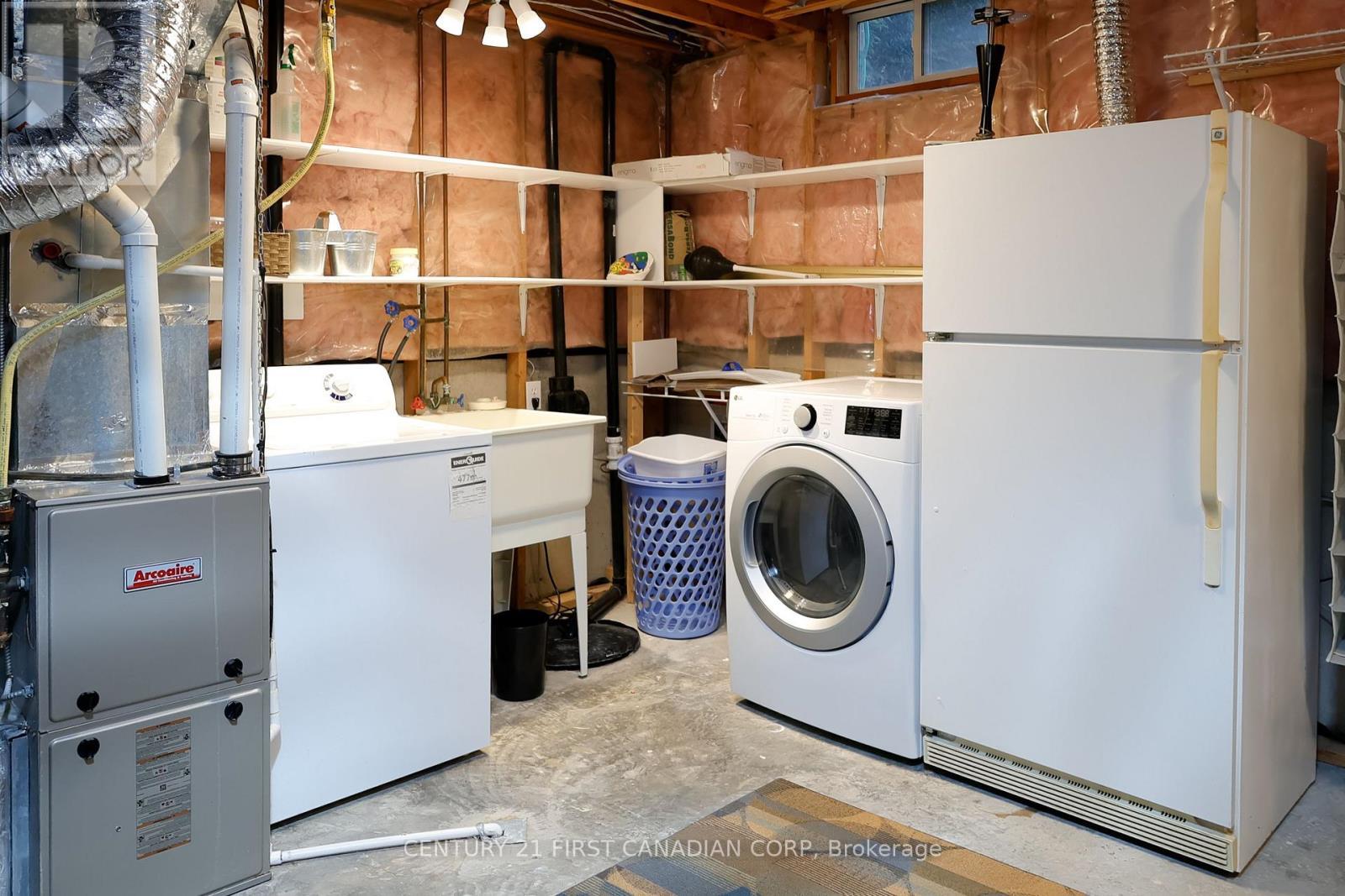 70 - 70 Chapman Court, London North (North I), ON - Indoor Photo Showing Laundry Room
