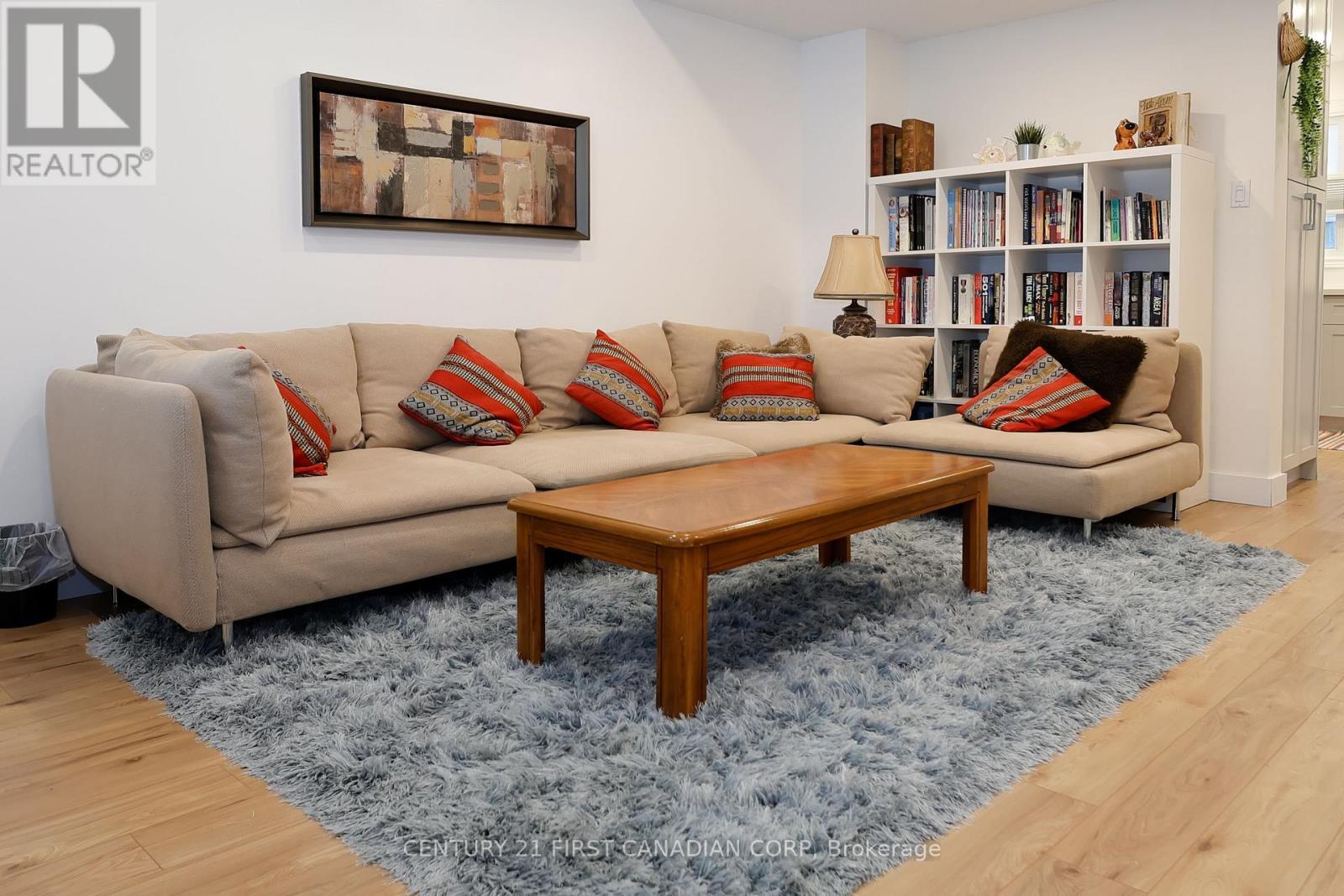 70 - 70 Chapman Court, London North (North I), ON - Indoor Photo Showing Living Room