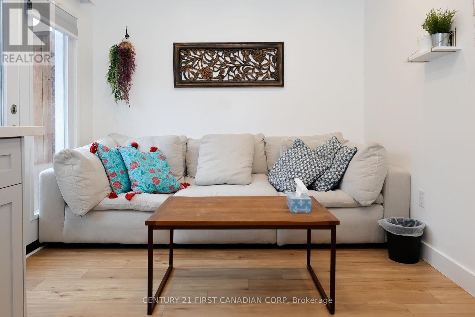 70 - 70 Chapman Court, London North (North I), ON - Indoor Photo Showing Living Room