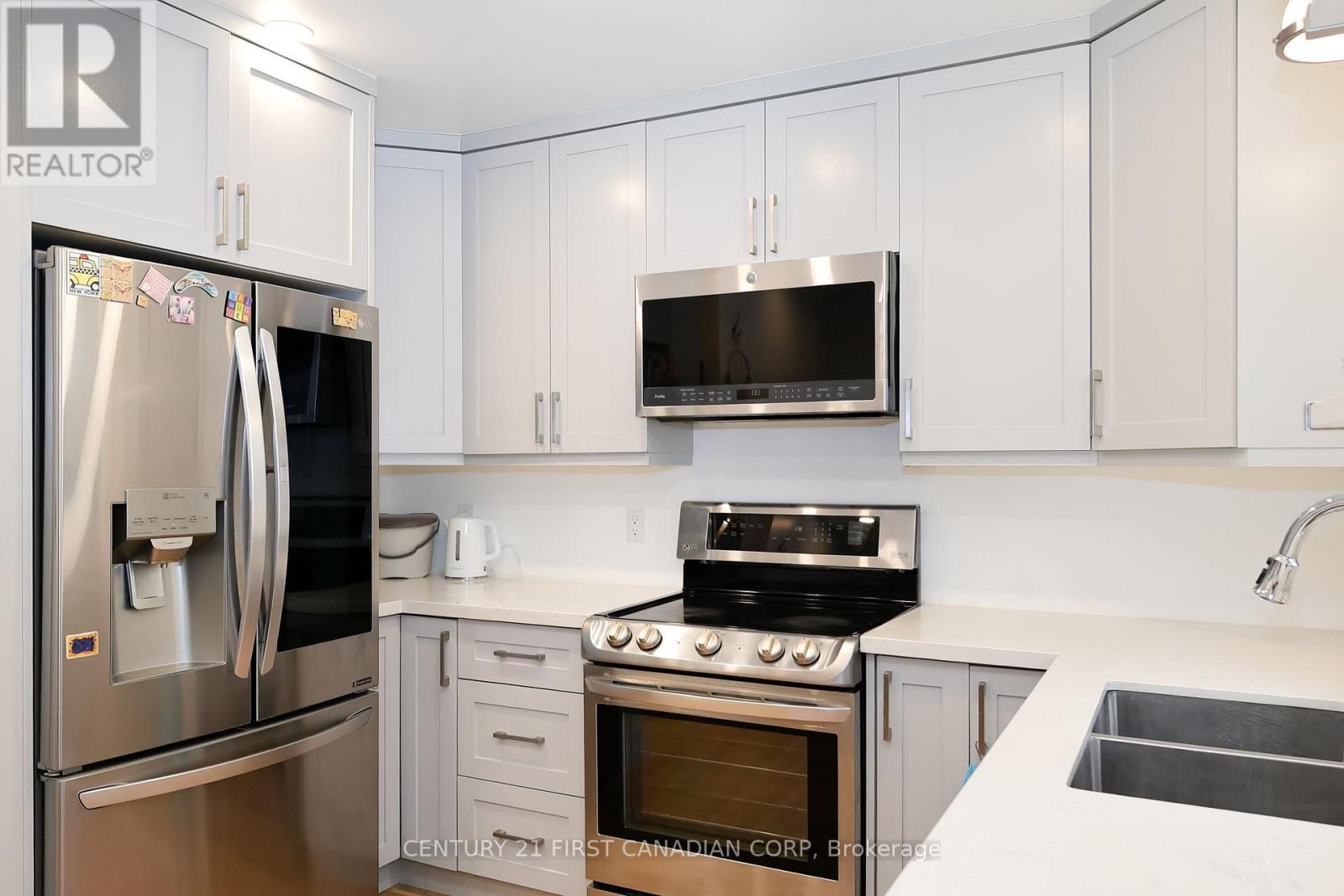 70 - 70 Chapman Court, London North (North I), ON - Indoor Photo Showing Kitchen With Double Sink