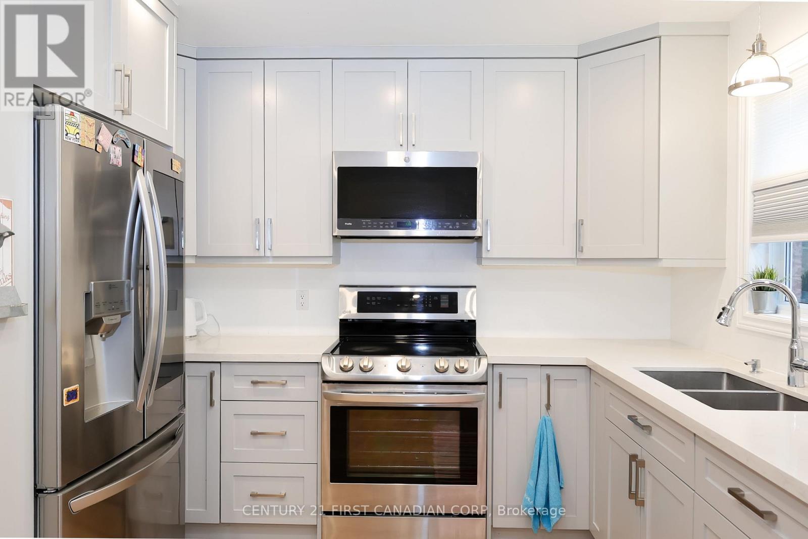70 - 70 Chapman Court, London North (North I), ON - Indoor Photo Showing Kitchen With Double Sink