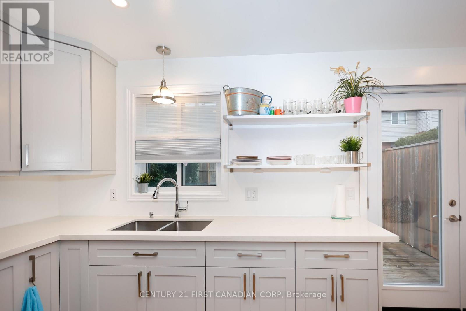 70 - 70 Chapman Court, London North (North I), ON - Indoor Photo Showing Kitchen With Double Sink