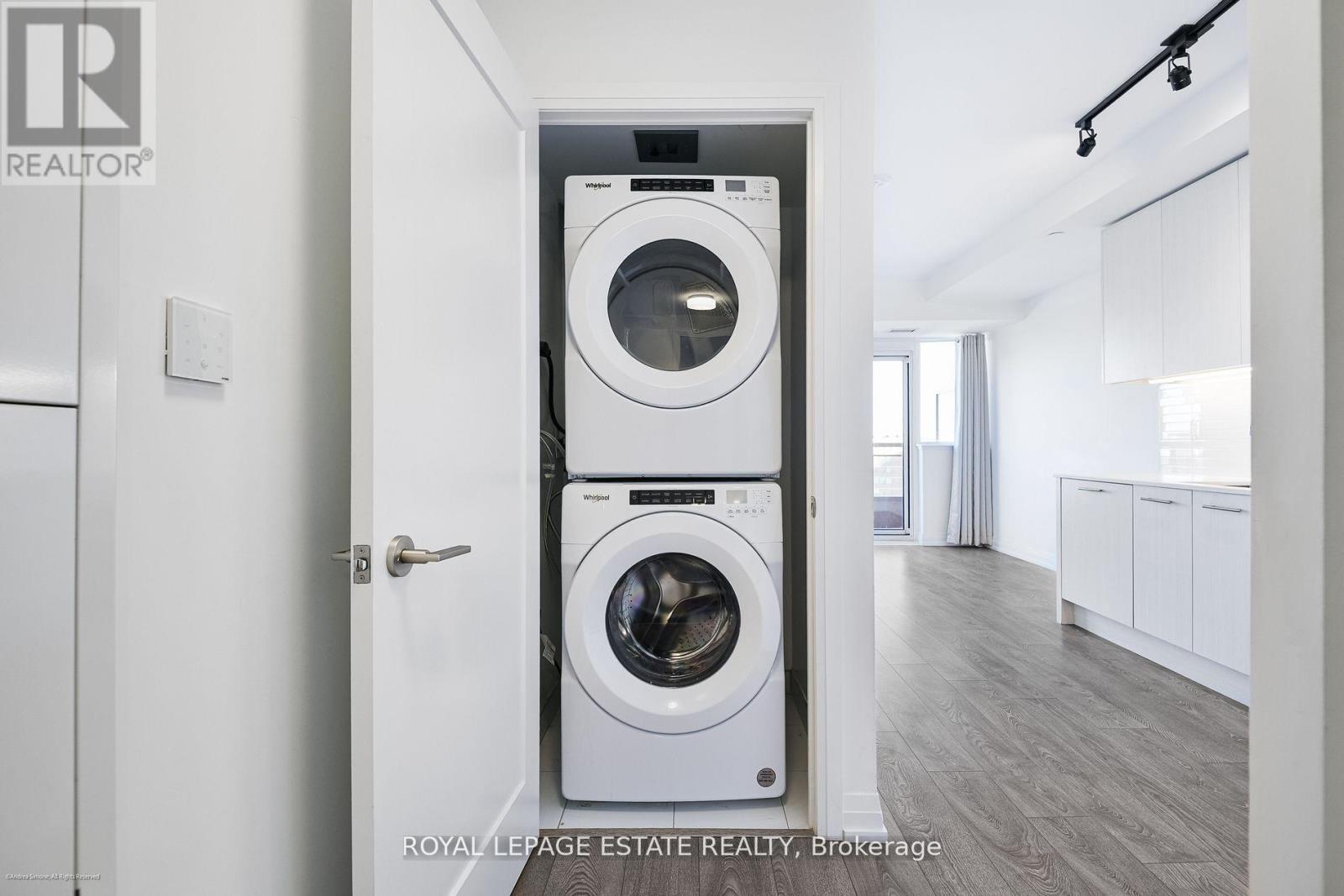 2206 - 286 Main Street, Toronto, ON - Indoor Photo Showing Laundry Room
