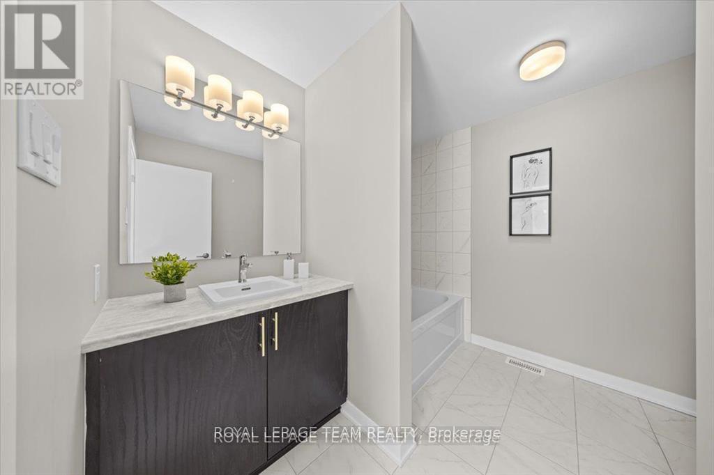 426 Epoch Street, Ottawa, ON - Indoor Photo Showing Bathroom