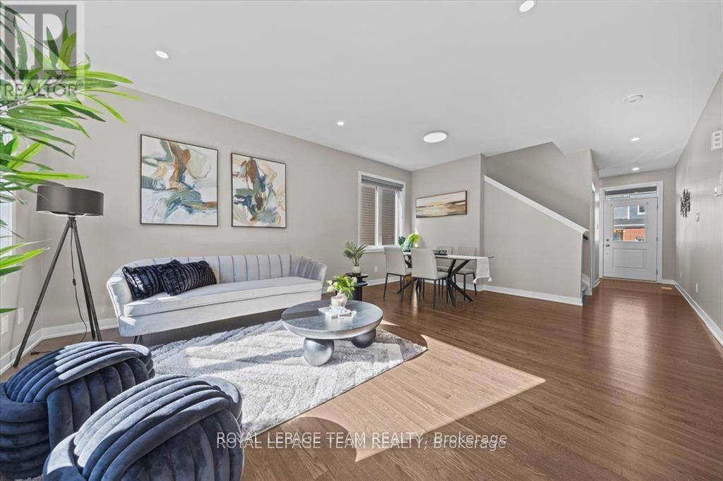 426 Epoch Street, Ottawa, ON - Indoor Photo Showing Living Room