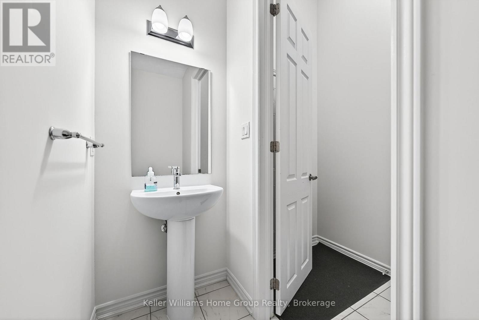 27 Harpin Way W, Centre Wellington (Fergus), ON - Indoor Photo Showing Bathroom