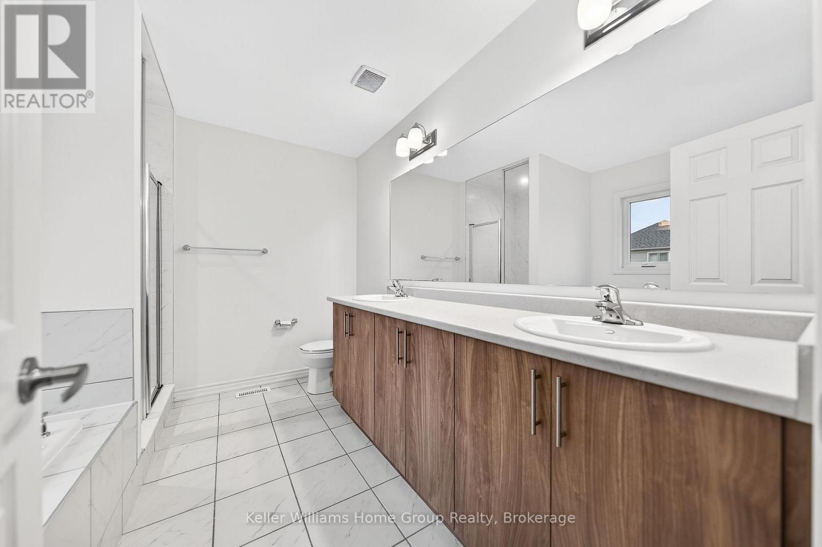 27 Harpin Way W, Centre Wellington (Fergus), ON - Indoor Photo Showing Bathroom