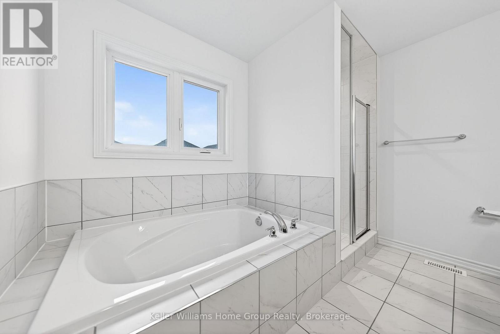 27 Harpin Way W, Centre Wellington (Fergus), ON - Indoor Photo Showing Bathroom