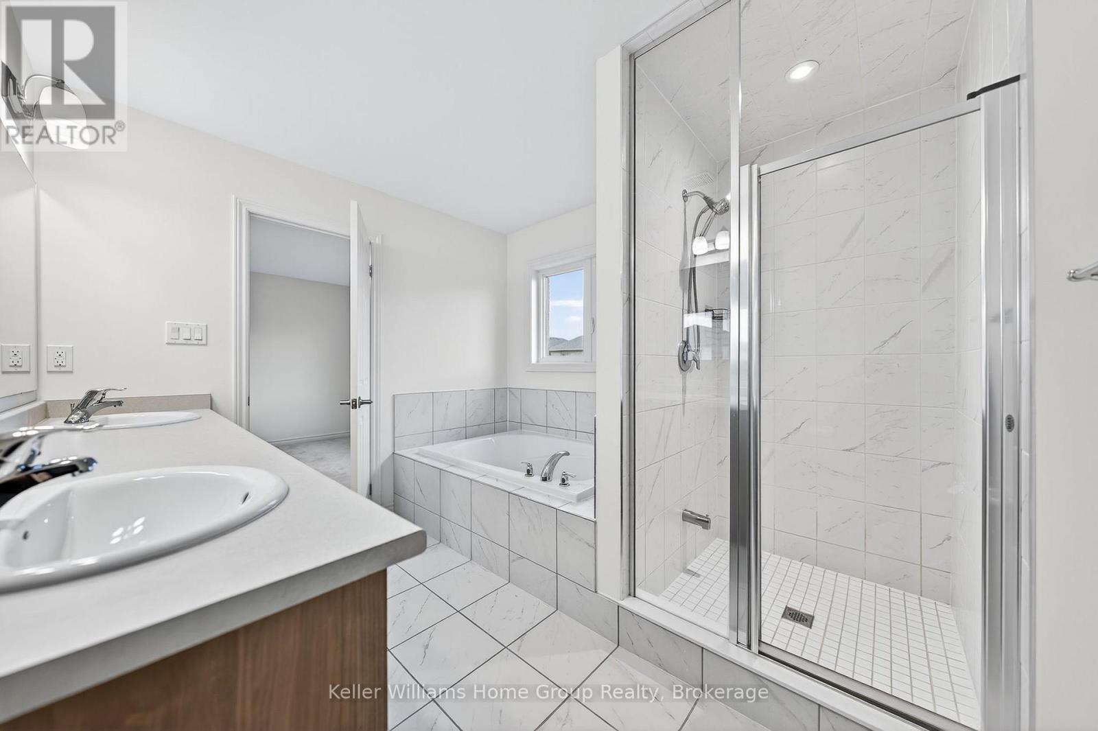 27 Harpin Way W, Centre Wellington (Fergus), ON - Indoor Photo Showing Bathroom