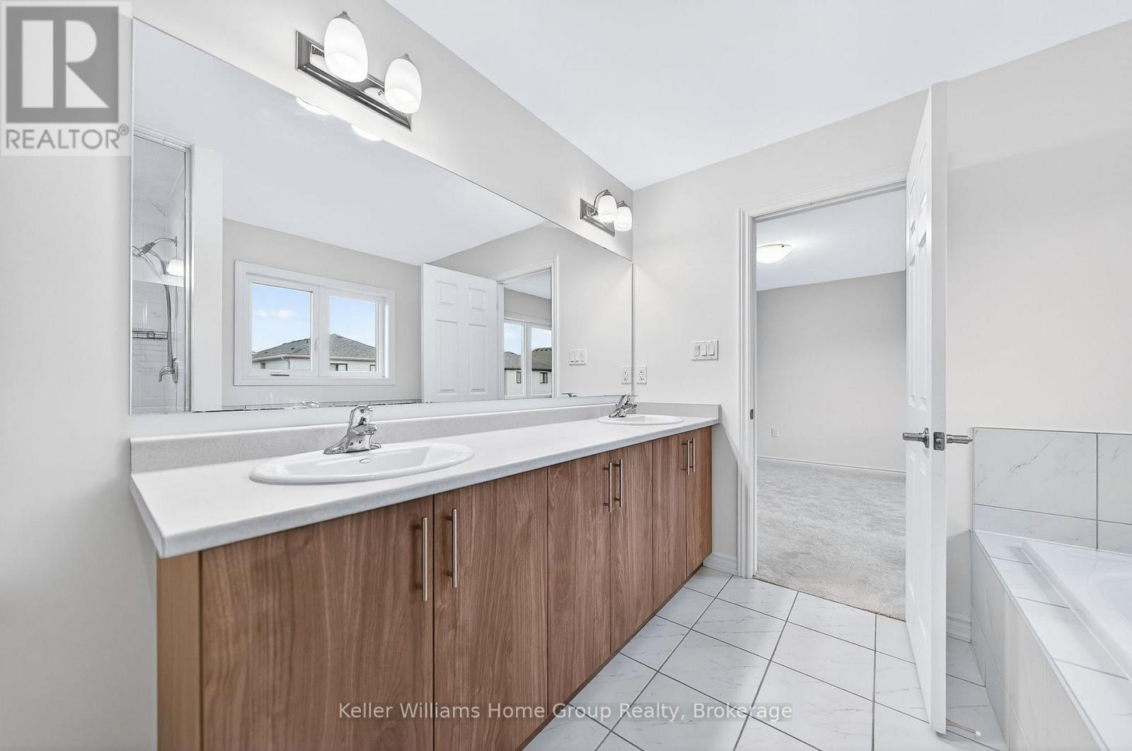 27 Harpin Way W, Centre Wellington (Fergus), ON - Indoor Photo Showing Bathroom